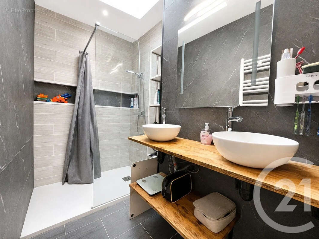 Appartement à SAINT-LAURENT-DU-VAR