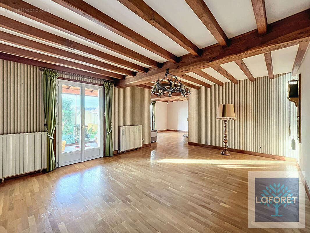 Maison à BUSSAC-FORET