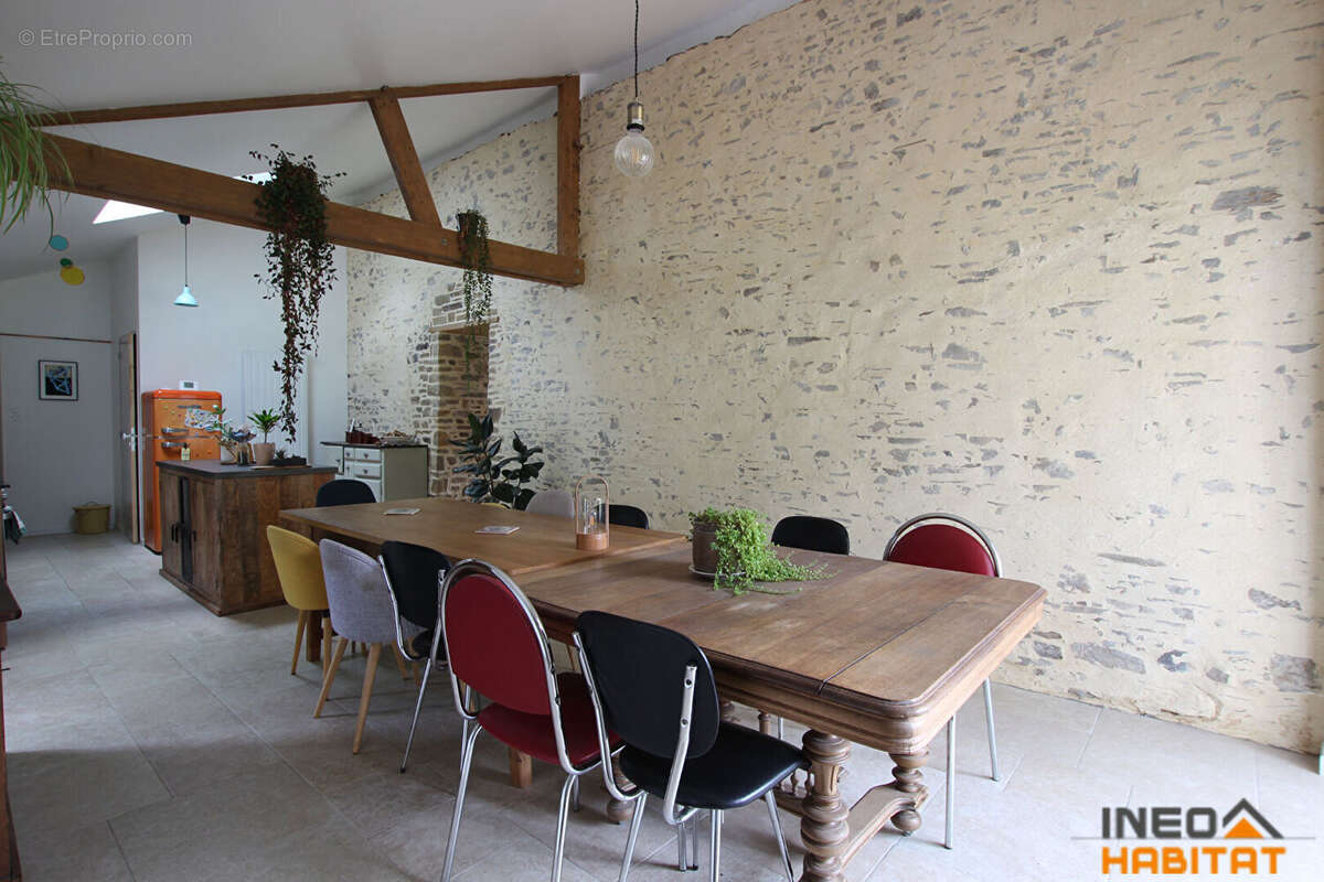 Maison à BOURG-DES-COMPTES