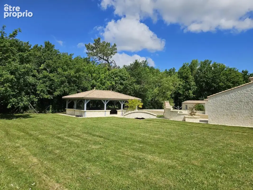 Maison de charme avec dépendance et piscine à Breuillet - photo 10
