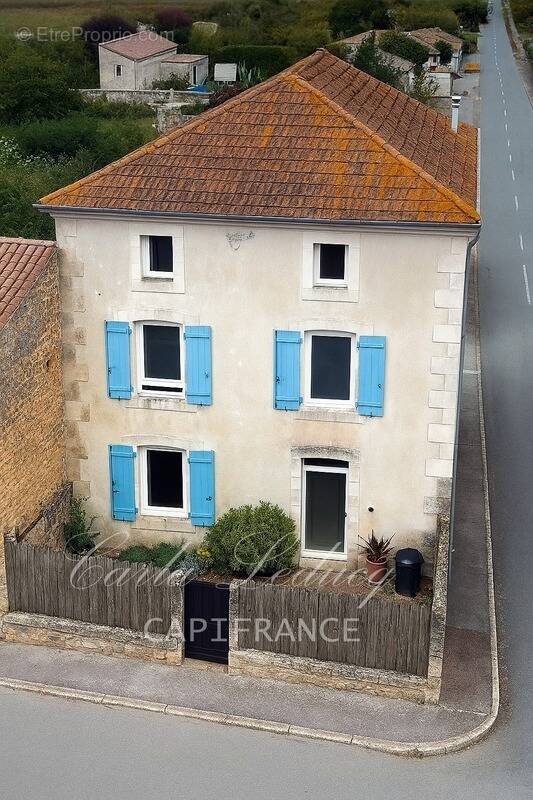 Maison à SAINT-CHRISTOPHE-SUR-ROC