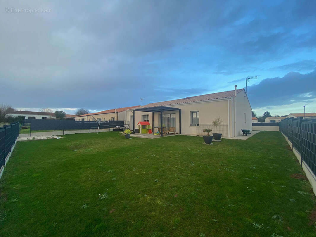 Maison à SAINTE-NEOMAYE