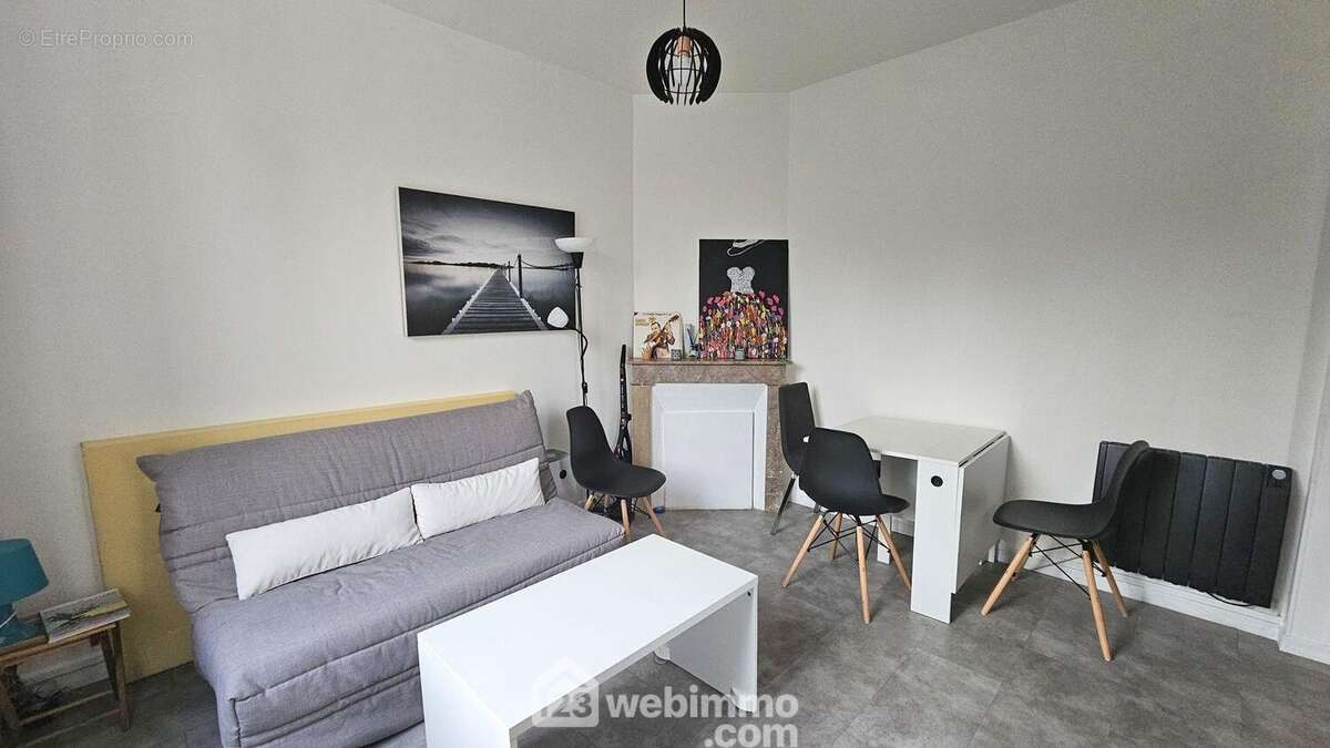 Une autre vue du séjour avec un accès sur la cuisine. - Maison à BOIS-LE-ROI