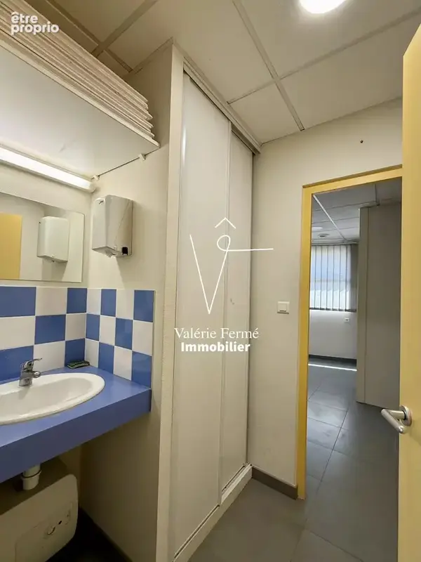 Local Professionnel, 78 m2, plain-pied, 3 places de stationnement privatives - Pessac-Centre. - photo 10