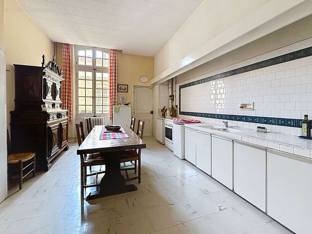 A vendre centre ville appartement de type 6 d'environ 190 m² avec cave, garage et jardin - photo 5