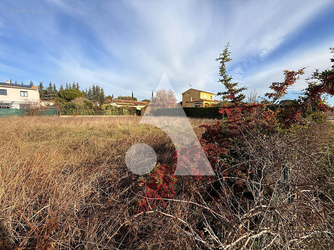 Terrain à VINON-SUR-VERDON