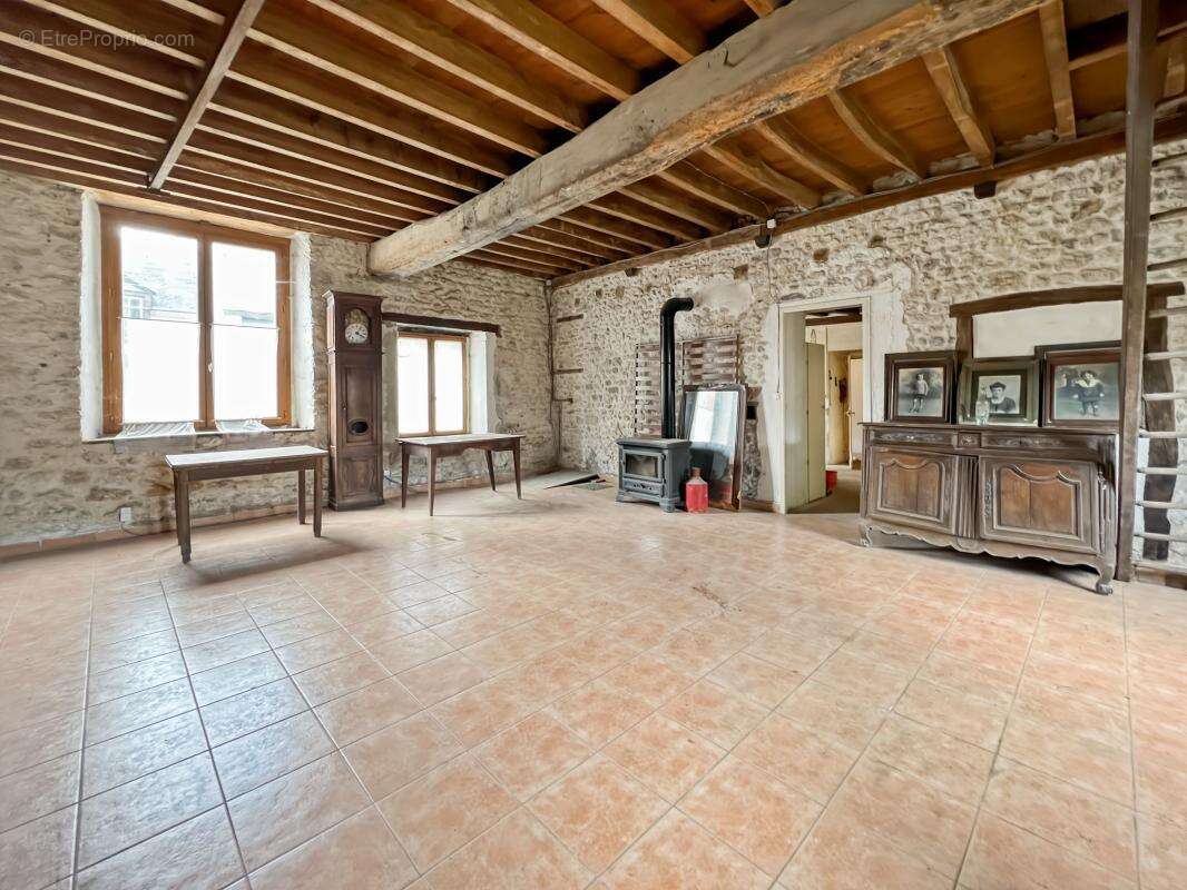  Bâtisse en pierres avec dépendances et fort potentiel à Saint-Péravy-la-Colombe  - photo 2