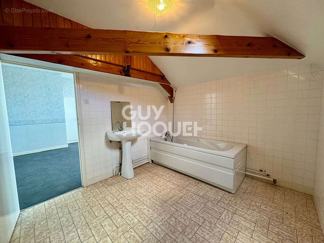 À vendre au CREUSOT (71200), maison 6 pièces d'environ 134 m². - photo 6