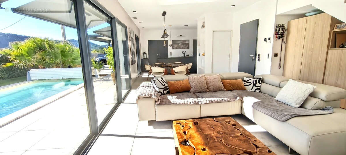 Maison à BAGNOLS-EN-FORET