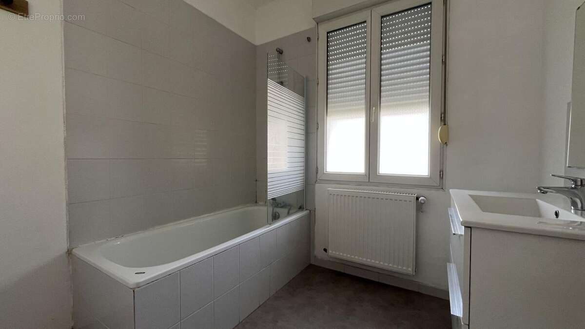 Ensemble de trois immeubles avec jardin et garages - photo 8