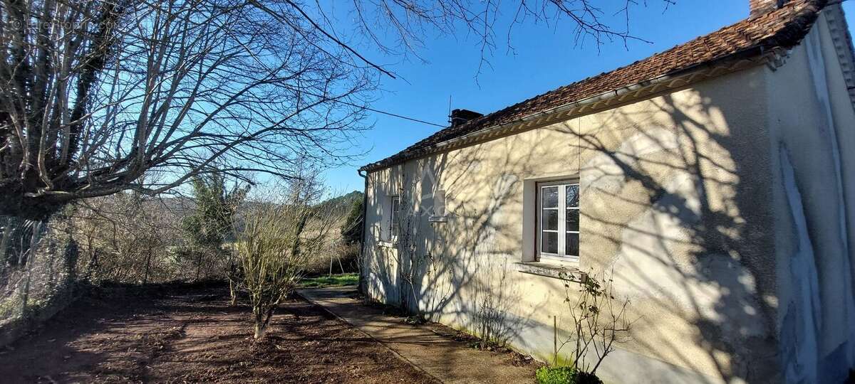 Maison à MANZAC-SUR-VERN