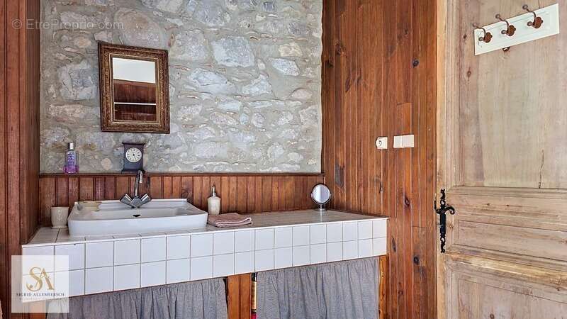 Maison de caractère en pierre, 3 chambres, jardin, terrasse et garage – Charme authentique au cœur d’un village calme entouré de - photo 12