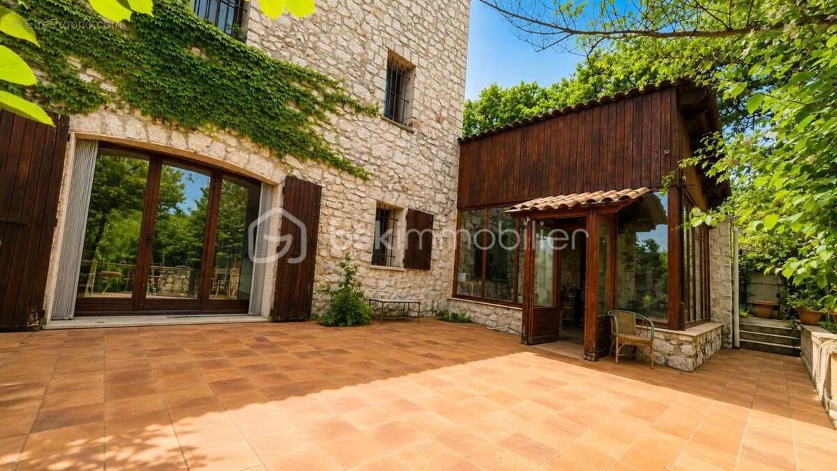 Maison familiale rénovée – 4 chambres – Terrain 4 000 m² – Vence la Sine - photo 4