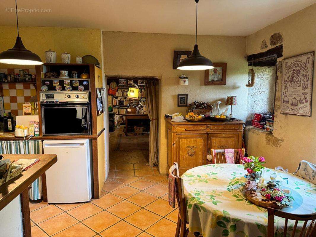 Longère et grange en pierre, 5 pièces, 3 chambres, puits, 6,5 ha jolie vue - photo 7