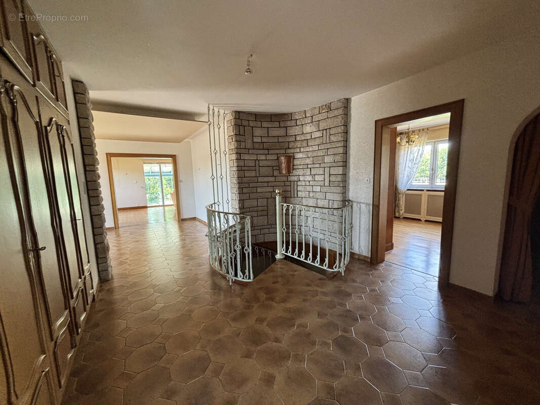 Élégante maison familiale de 220 m2 sur un magnifique terrain arboré de 15 ares - photo 16