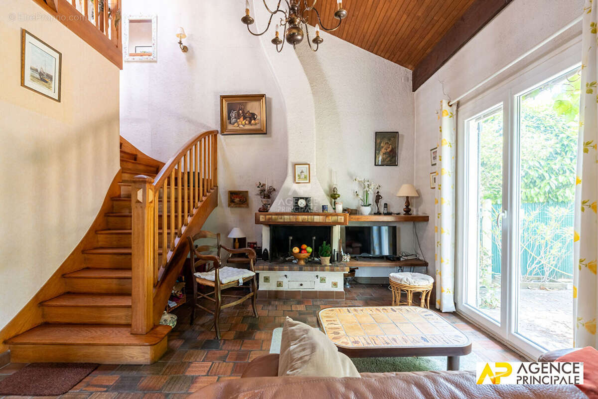 Maison à LE MESNIL-LE-ROI