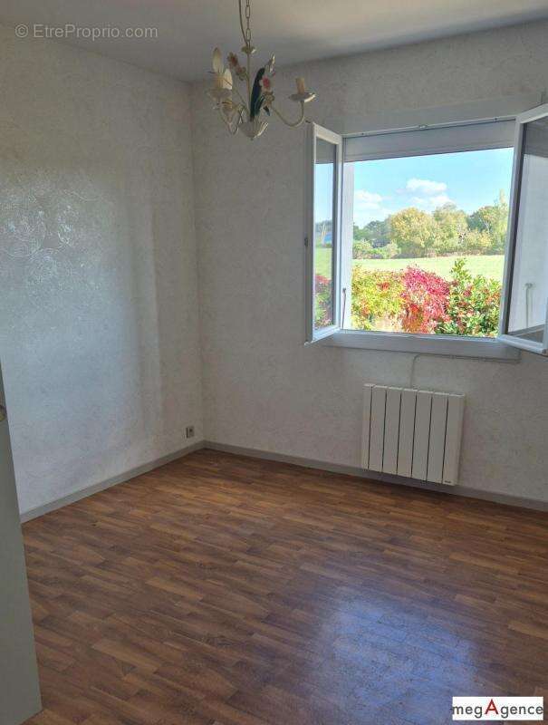 Maison à PINS-JUSTARET