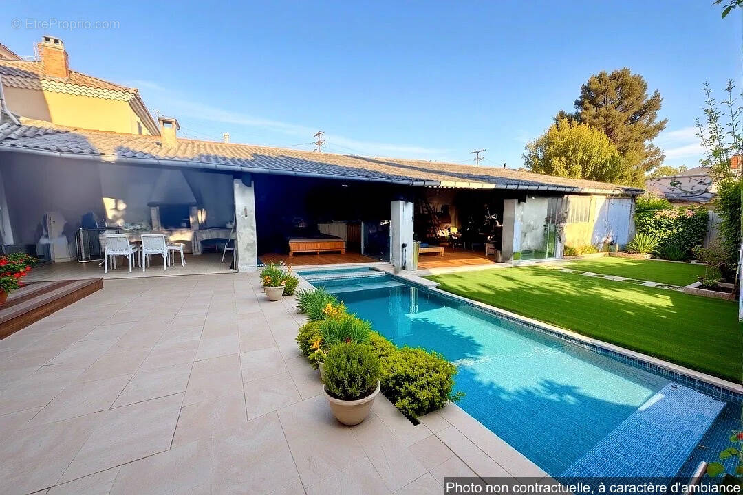 Maison à LAUDUN-L&#039;ARDOISE