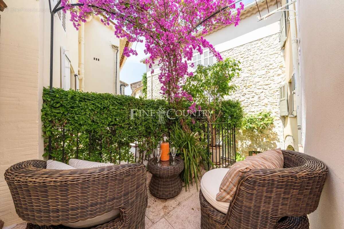 À vendre – Coeur de MOUGINS VILLAGE - Ensemble unique de deux maisons avec vue mer - photo 5