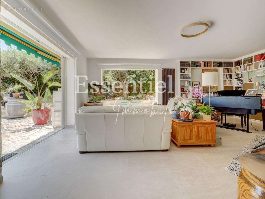 VILLEFRANCHE-SUR-MER  Appartement-villa de 107 m² avec plus de 300 m² de jardin - photo 11