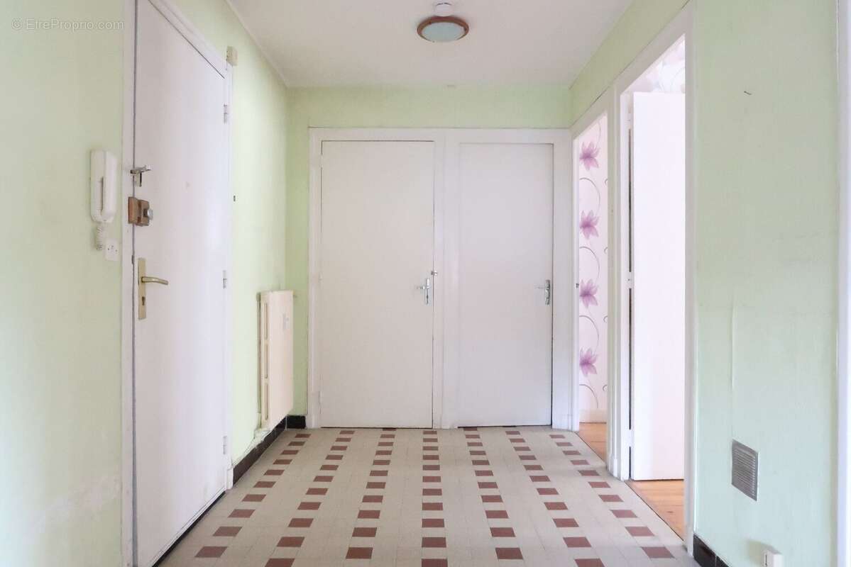 Appartement à LE CHAMBON-FEUGEROLLES