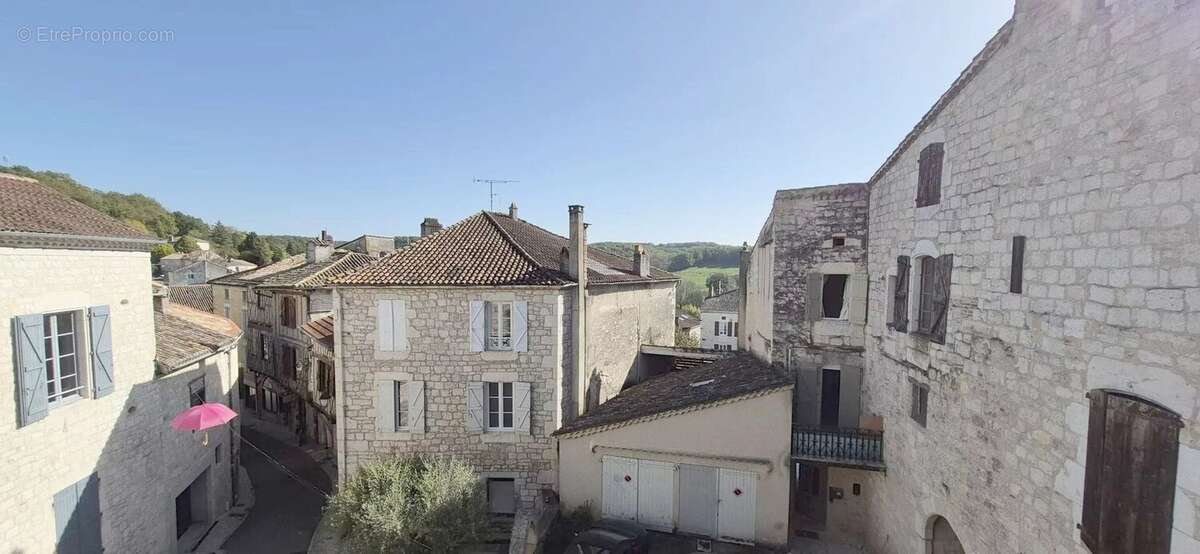 Maison en pierre à rénover avec local professionnel restauré en activité. - photo 2