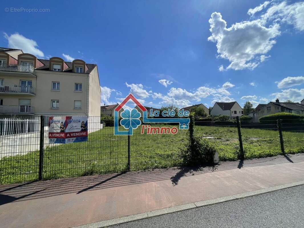 Terrain à MOISSY-CRAMAYEL