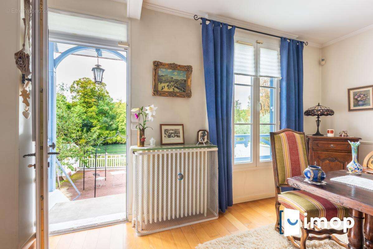 Maison à CHENNEVIERES-SUR-MARNE