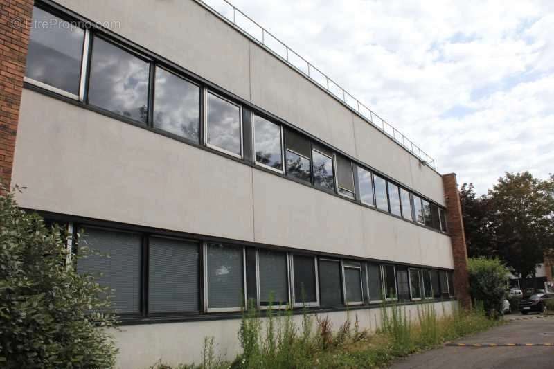 Commerce à MONTIGNY-LE-BRETONNEUX