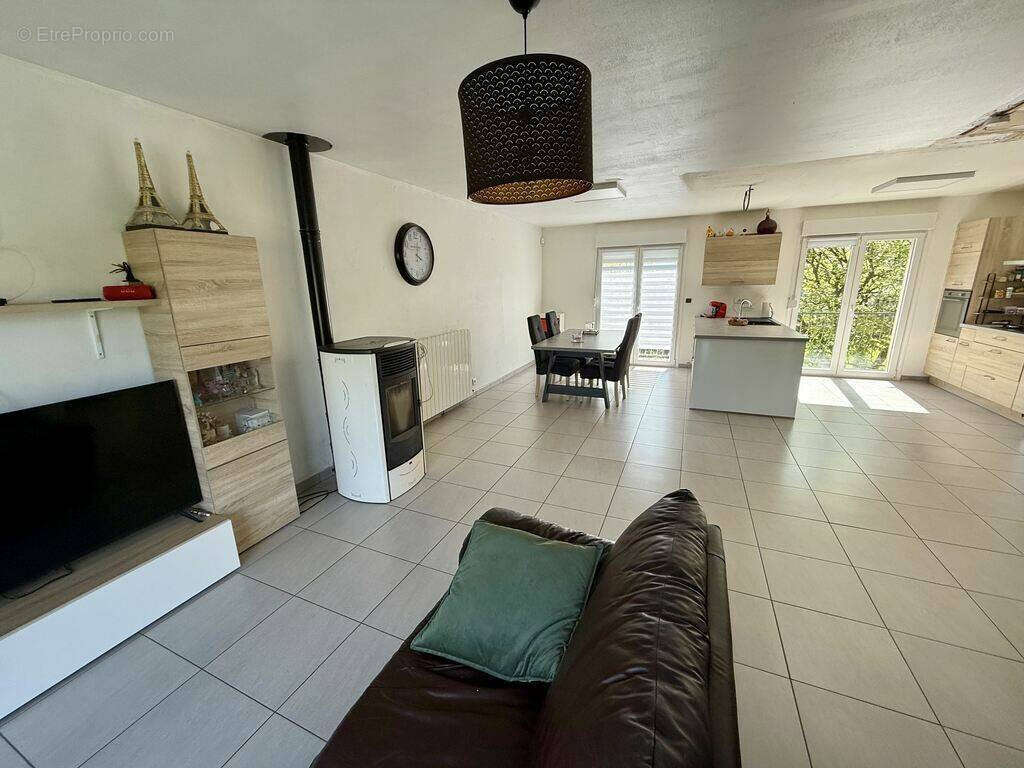 Maison à MONTIGNY-SUR-CHIERS