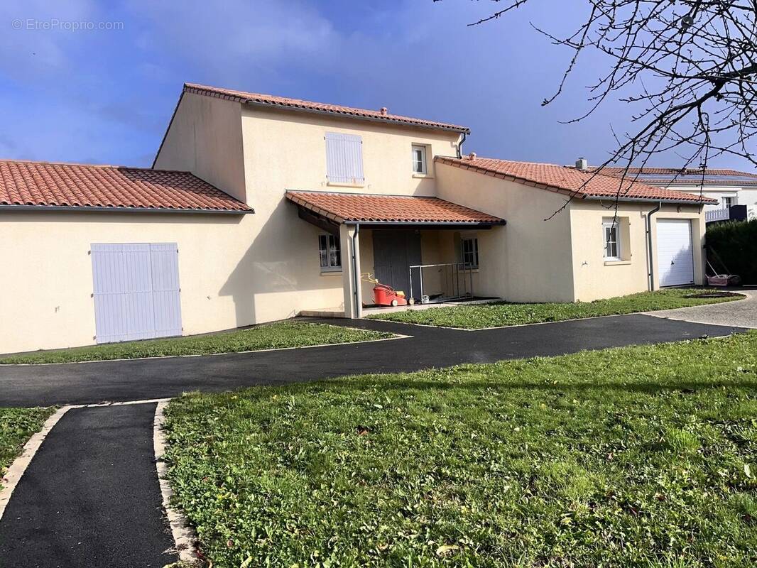 Maison à SAINTE-NEOMAYE