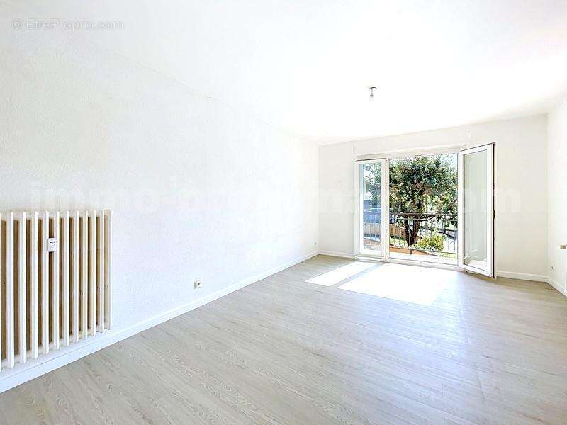 Appartement_Saint_Jeoire__grand_espace_proche_ecole_genève_frontière_suisse_ceva_bus_commerces_lumineux_calme_Balcon_extérieur_séjour_salon_cuisine_chambre_1_2_salle_de_bains_