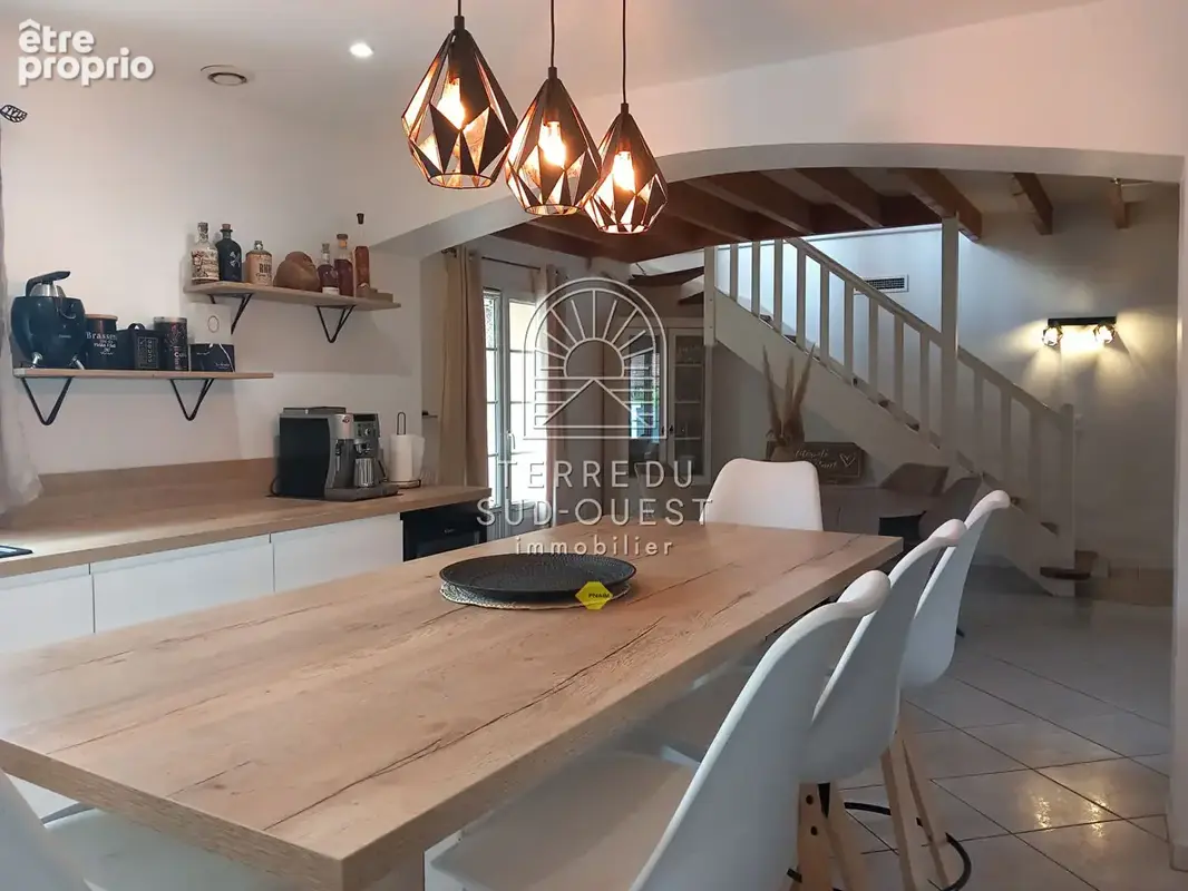 Maison familiale soignée avec piscine et espaces de vie généreux - photo 3