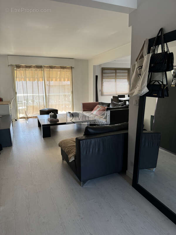 Appartement à SAINT-LAURENT-DU-VAR