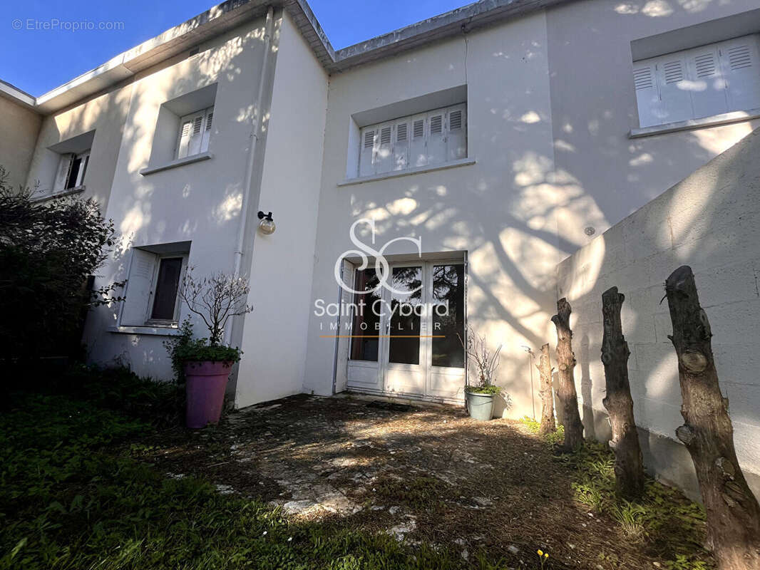 Angoulême  - Maison à rénover avec garage et jardin - photo 3