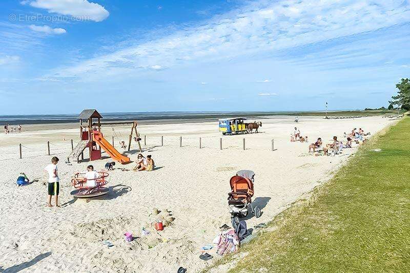 Terrain à LE VIVIER-SUR-MER