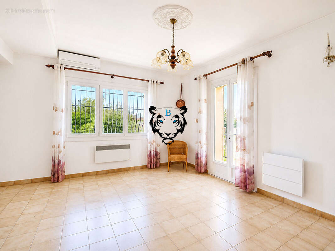 Maison à LE MUY