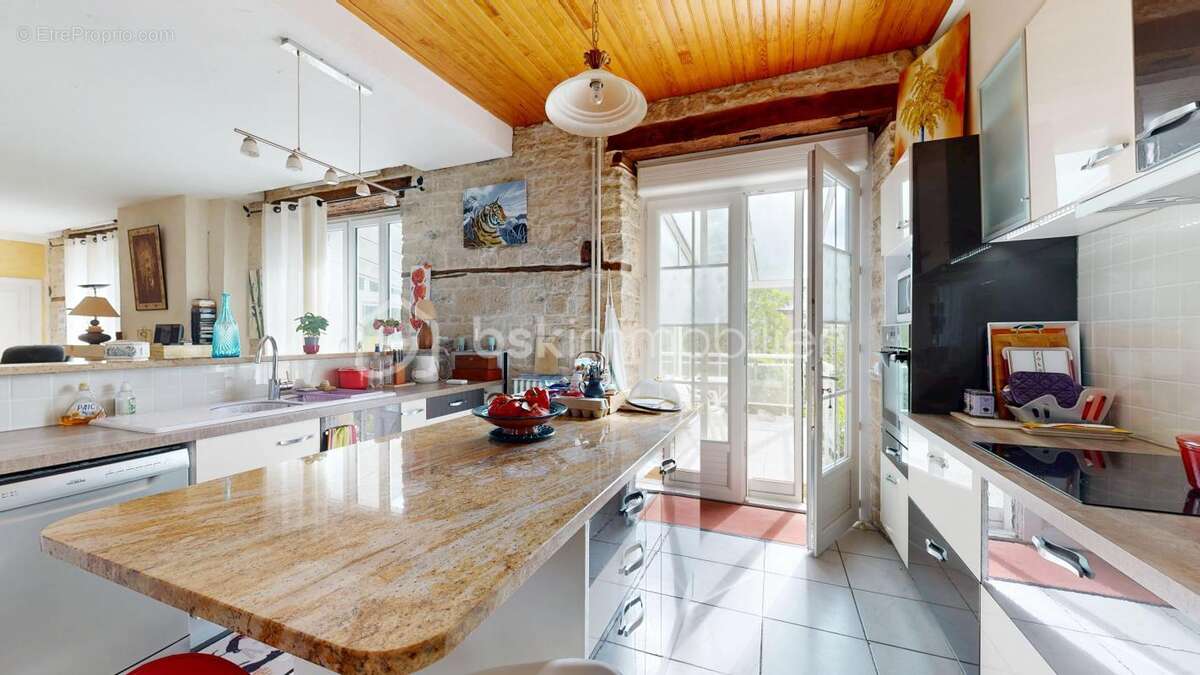 Une maison de caractère avec piscine intérieur au cœur d’un environnement paisible - photo 8