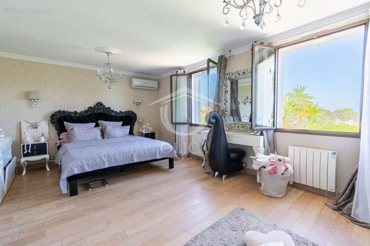 Maison à VILLENEUVE-LOUBET