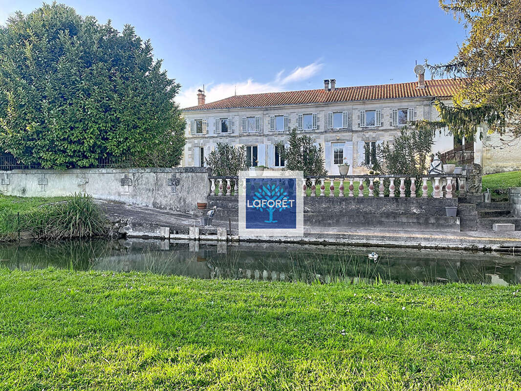 Maison de Maître, gîte, parc arboré avec étang et dépendances au calme - photo 10