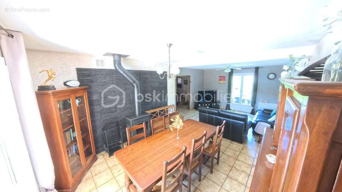 Découvrez la quiétude d'une maison familiale avec double terrasse et parking dans un quartier prisé - photo 7