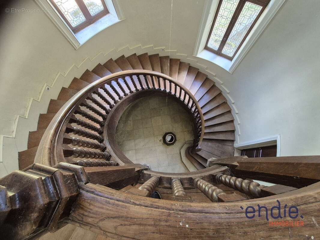 CHATEAU NEOGOTHIQUE 30 pièces,16 Chambres 5,7 ha!!! - photo 21