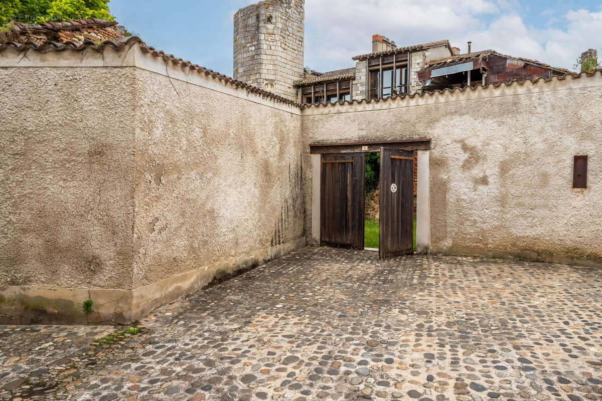 Maison de village à rénover avec jardin et garage - photo 7