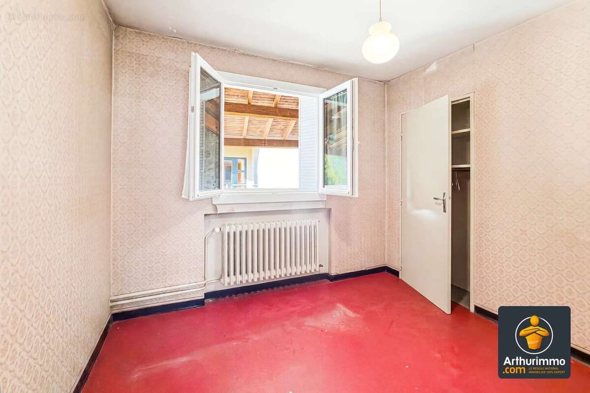 « Maison de village familiale avec terrasse, véranda, combles aménageables et double garage » - photo 13