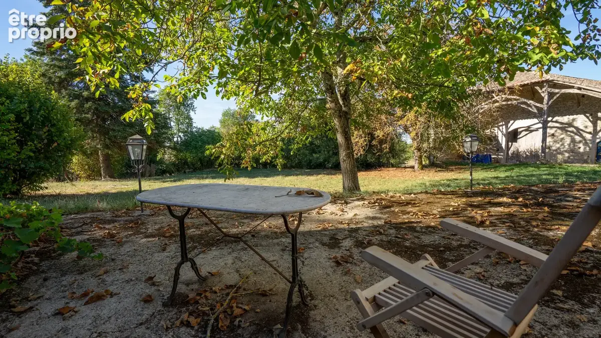 Beau potentiel pour cette propriété en pierre à rénover avec une maison, une grange et un terrain 7802 m2 avec - photo 8