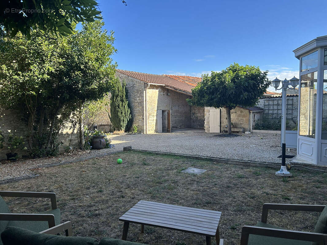 Maison de Maître du XIXe siècle au coeur de village avec piscine et dépendances - photo 16
