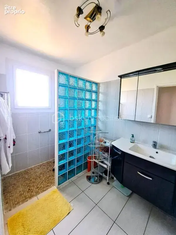 Une maison lumineuse, spacieuse et parfaitement entretenue, idéale pour une famille recherchant confort, volumes et proximité im - photo 7