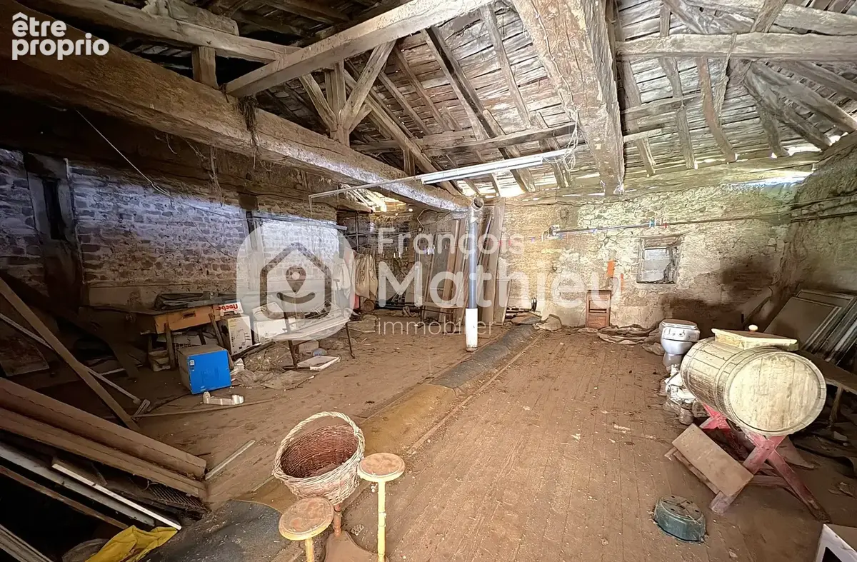 Châtillon-sur-Chalaronne - Maison avec dépendances à rénover sur 1 379 m2 de terrain - photo 9