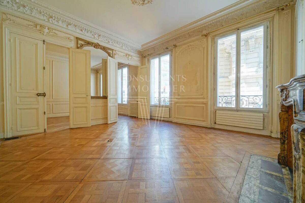 Appartement à PARIS-8E