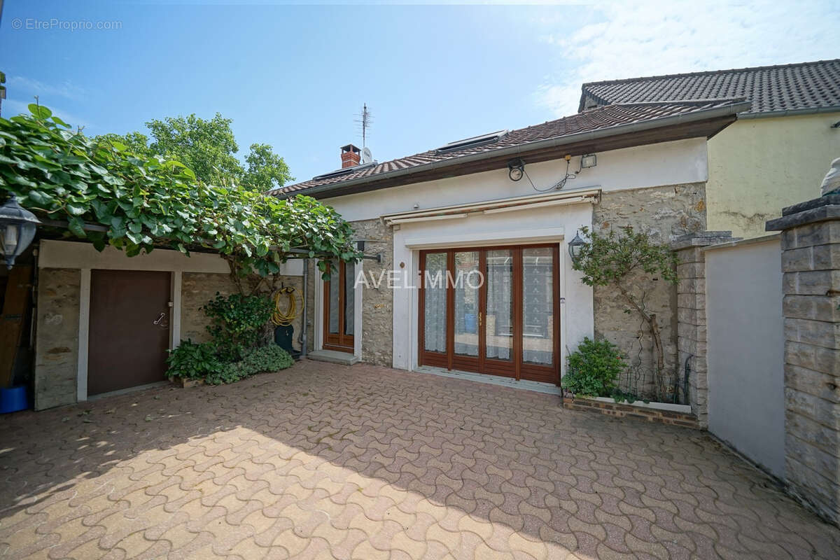 Maison ancienne avec dépendance - photo 3